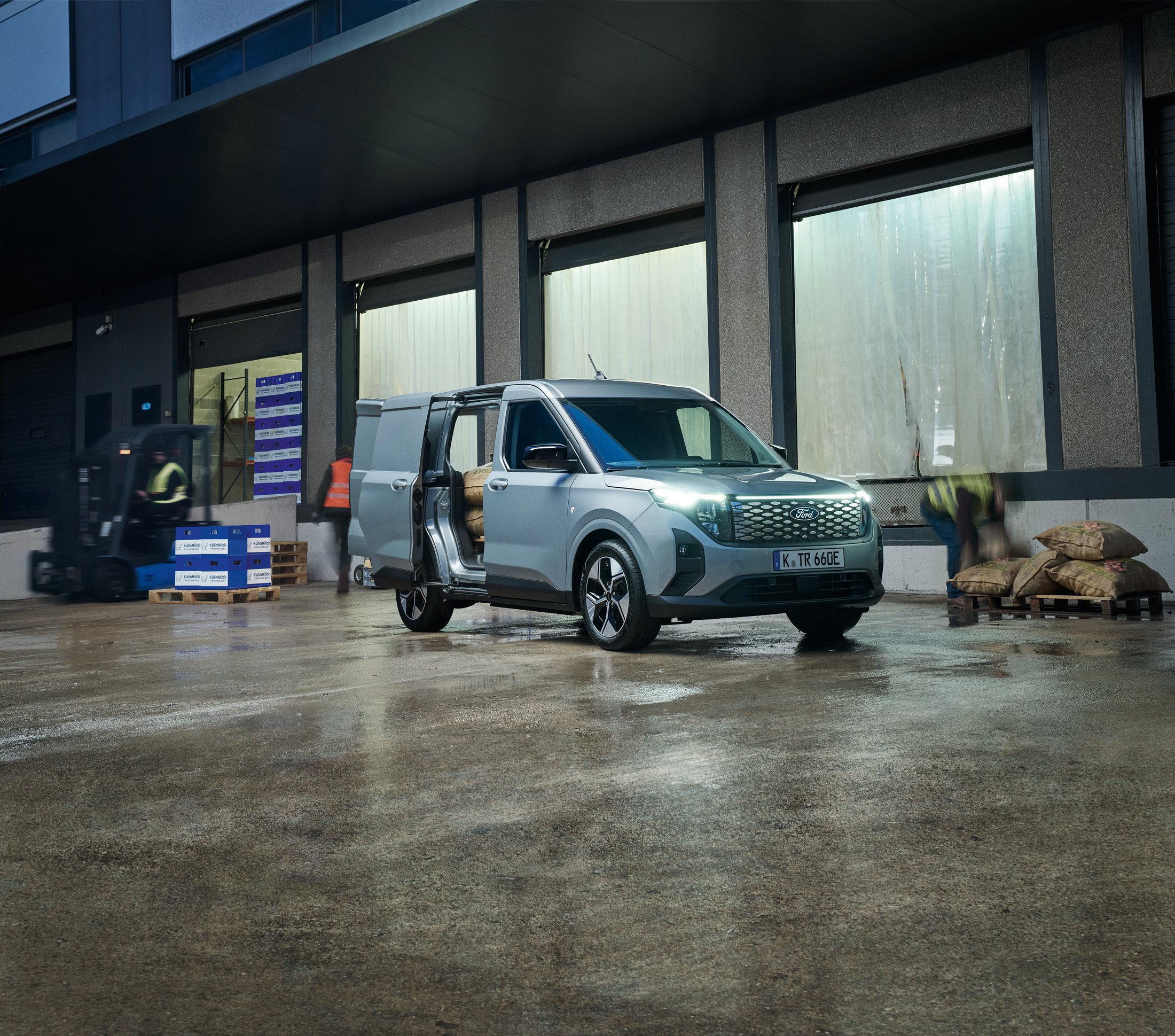 Ford Tourneo Courier im Industriegelände